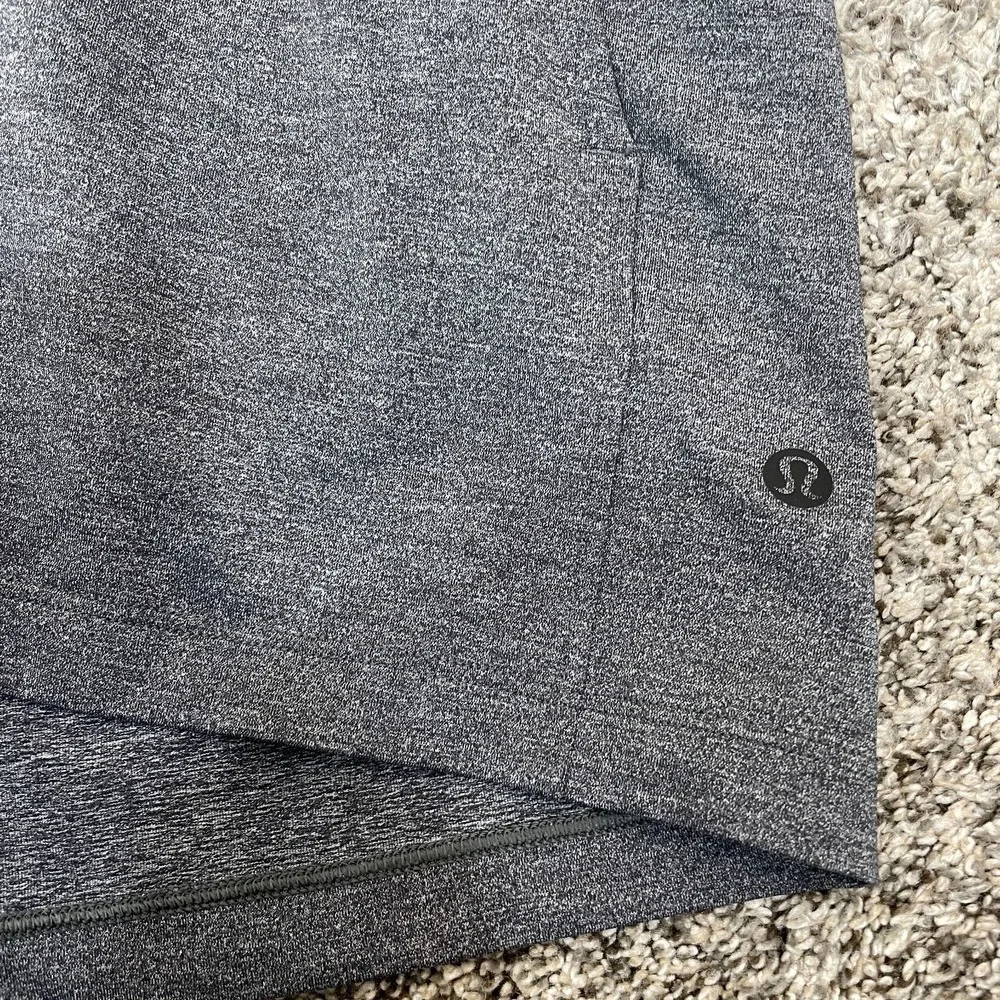 Lululemon Women's Shorts Size 4 Gray Stretch  Drawstring Waist Activewear 2.5